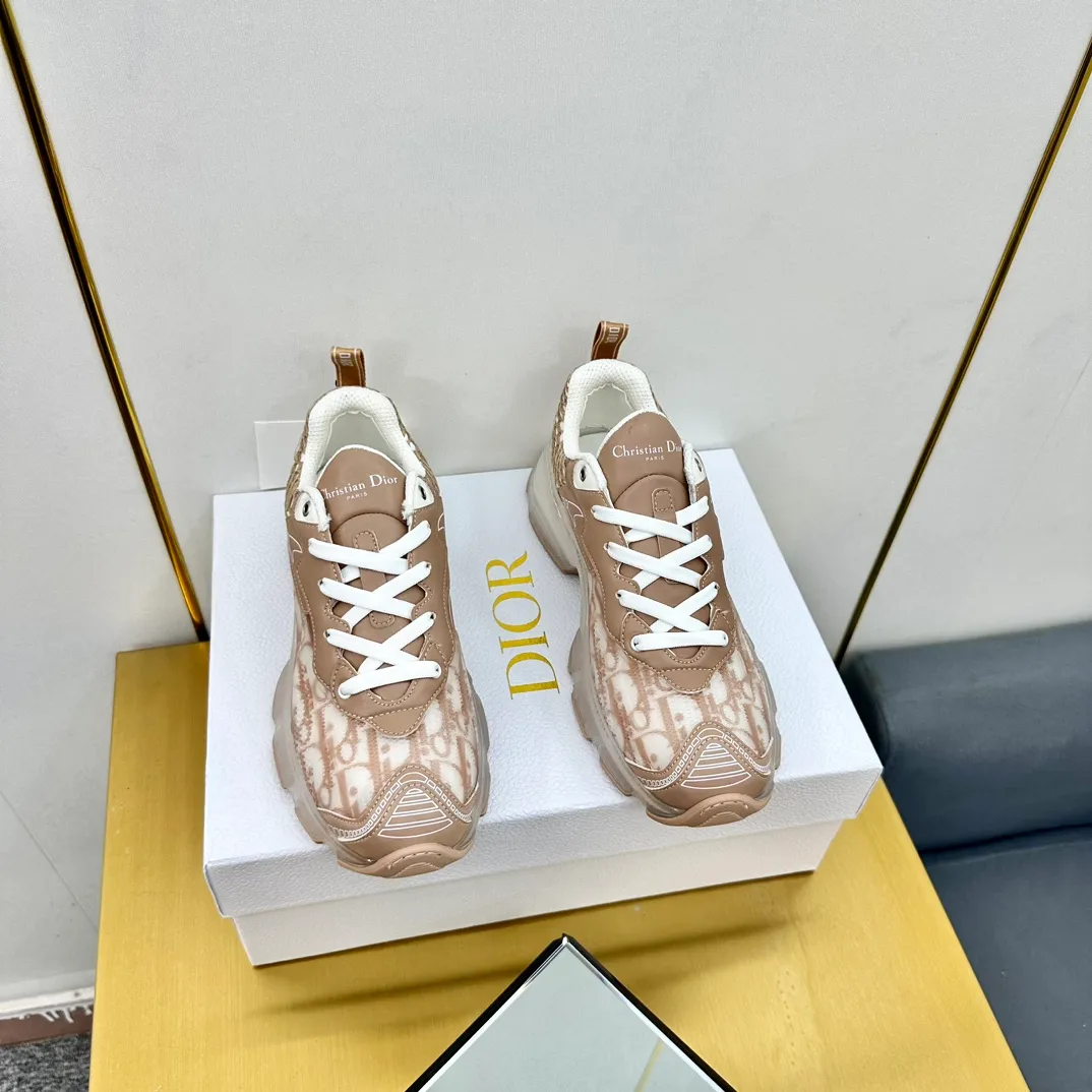 👟👟Ex-factory price 700👟👟 Top version 🌟🌟Dior 2024 spring and summer catwalk new style Vibe iconic fashion modern sports dad shoes CD letter logo Oblique printed pattern lace-up color-blocking thick-soled running shoes Stars' same jelly color casual women's shoes The top high-end version on the market Material: The upper is made of special technology with mesh fabric spliced with metal cowhide + environmentally friendly breathable fabric lining + original molded Tpu combination outsole. Bottom thickness: 4CM Size: 35-40 standard code (34.41 customization is not returnable)
